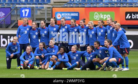 HEERENVEEN - Gruppenfoto von niederländischen Spielern während des MD-1-Trainings der niederländischen Frauen-Nationalmannschaft im Vorfeld des Nationalliga-Spiels gegen Deutschland im Abe Lenstra-Stadion am 27. Februar 2024 in Heerenveen, Niederlande. ANP GERRIT VAN KÖLN Stockfoto