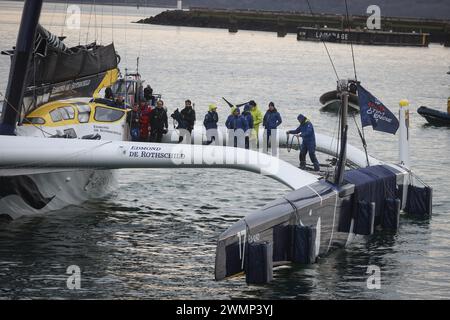 Brest, Frankreich. Februar 2024. © PHOTOPQR/LE TELEGRAMME/Vincent Le Guern ; Brest ; 27/02/2024 ; Brest (29) 27-02-2024: L'arrivée de Charles Caudrelier au quai Malbert Ankunft des Arkea Ultim Challenge um die Welt Solosegelrennen in Brest, Westfrankreich am 27. Februar 2024. *** Lokaler Titel *** Credit: MAXPPP/Alamy Live News Stockfoto