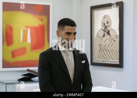 Madrid, Spanien. Februar 2024. Die Ultimate Fighting Championship (UFC) Weltmeisterin im Federgewicht, Ilia Topuria, wurde vor seinem Treffen mit dem spanischen Regierungspräsidenten Pedro Sánchez im Moncloa-Palast in Madrid gesehen. (Foto: Guillermo Gutierrez Carrascal/SOPA Images/SIPA USA) Credit: SIPA USA/Alamy Live News Stockfoto