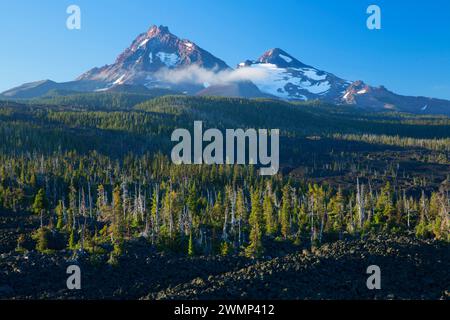 Nord- und mittleren Schwester von Dee Wright Sternwarte, McKenzie Pass-Santiam Pass National Scenic Byway, Willamette National Forest, Oregon Stockfoto