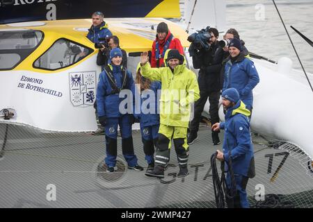 Brest, Frankreich. Februar 2024. © PHOTOPQR/LE TELEGRAMME/Vincent Le Guern ; Brest ; 27/02/2024 ; Brest (29) 27-02-2024: L'arrivée de Charles Caudrelier au quai Malbert Ankunft des Arkea Ultim Challenge um die Welt Solosegelrennen in Brest, Westfrankreich am 27. Februar 2024. *** Lokaler Titel *** Credit: MAXPPP/Alamy Live News Stockfoto