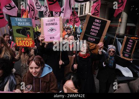 London, Großbritannien. Februar 2024. Protest durch Extinction Rebellion, um „unsere Zukunft zu versichern“. Einer von einer Reihe von Protesten gegen Unternehmen, die weltweit Projekte für fossile Brennstoffe versichern. (Foto: Joao Daniel Pereira/SIPA USA) Credit: SIPA USA/Alamy Live News Stockfoto