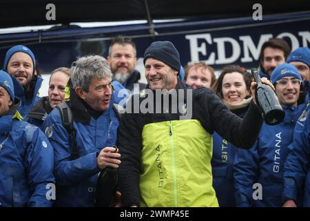 Brest, Frankreich. Februar 2024. © PHOTOPQR/LE TELEGRAMME/Vincent Le Guern ; Brest ; 27/02/2024 ; Brest (29) 27-02-2024 : Retrouvailles entre Charles Caudrelier et Son Team Ankunft des Arkea Ultim Challenge rund um die Welt Solosegelrennen in Brest, Westfrankreich am 27. Februar 2024. *** Lokaler Titel *** Credit: MAXPPP/Alamy Live News Stockfoto