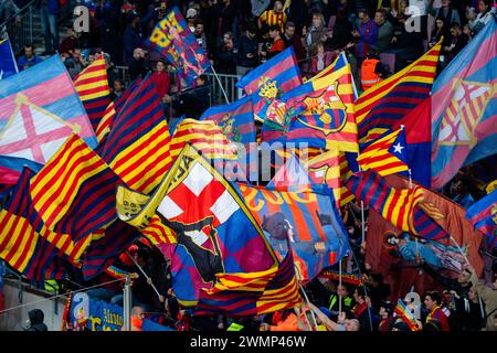 CULERS, FANS, BARCELONA FC, TITELFEIER 2019: Die Hardcore-Fans von Culers schwenken ihre Fahnen und singen. Barcelona-Fans im Camp Nou feiern stilvoll den Titel der La Liga. Das letzte Spiel der Saison 2018-19 in Spanien zwischen Barcelona FC und Levante im Camp Nou, Barcelona am 27. April 2019. Barca gewann das Spiel 1-0 mit einem Tor in der zweiten Halbzeit in Messi und holte sich den Titel der La Liga und den achten Platz in 11 Jahren. Stockfoto