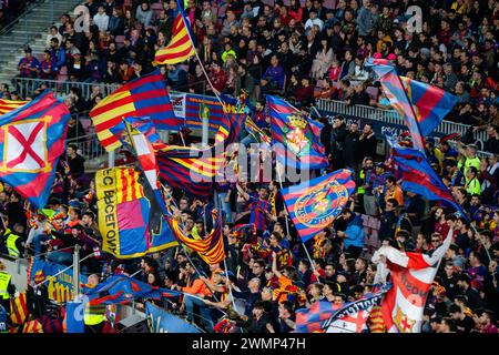 CULERS, FANS, BARCELONA FC, TITELFEIER 2019: Die Hardcore-Fans von Culers schwenken ihre Fahnen und singen. Barcelona-Fans im Camp Nou feiern stilvoll den Titel der La Liga. Das letzte Spiel der Saison 2018-19 in Spanien zwischen Barcelona FC und Levante im Camp Nou, Barcelona am 27. April 2019. Barca gewann das Spiel 1-0 mit einem Tor in der zweiten Halbzeit in Messi und holte sich den Titel der La Liga und den achten Platz in 11 Jahren. Stockfoto