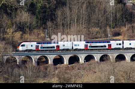 Ein SBB IR-Dosto, SBB Rabe 512, fährt über ein kleines Viadukt oberhalb des Rheinfalls. (Laufen-Uhwiesen, Schweiz, 03.02.2024) Stockfoto