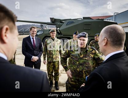 OLOMOUCKA - Kommandeur der Streitkräfte Onno Eichelsheim bei einem Besuch der Waffenfabrik der Excalibur Armee. Der niederländische General besucht zwei Rüstungsfabriken in der Tschechischen Republik, die unter anderem Material in die Ukraine liefern. ANP SEM VAN DER WAL niederlande aus - belgien aus Stockfoto