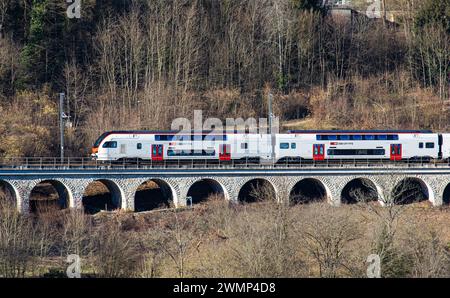 Ein SBB IR-Dosto, SBB Rabe 512, fährt über ein kleines Viadukt oberhalb des Rheinfalls. (Laufen-Uhwiesen, Schweiz, 03.02.2024) Stockfoto