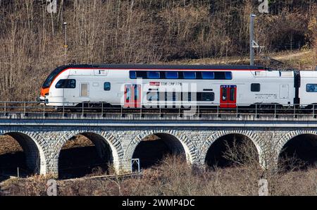 Ein SBB IR-Dosto, SBB Rabe 512, fährt über ein kleines Viadukt oberhalb des Rheinfalls. (Laufen-Uhwiesen, Schweiz, 03.02.2024) Stockfoto