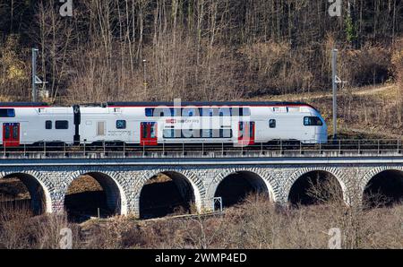 Ein SBB IR-Dosto, SBB Rabe 512, fährt über ein kleines Viadukt oberhalb des Rheinfalls. (Laufen-Uhwiesen, Schweiz, 03.02.2024) Stockfoto