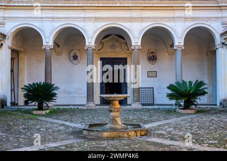 Kreuzgang der zweiten Basilika San Clemente al Laterano, Rom, Italien Stockfoto