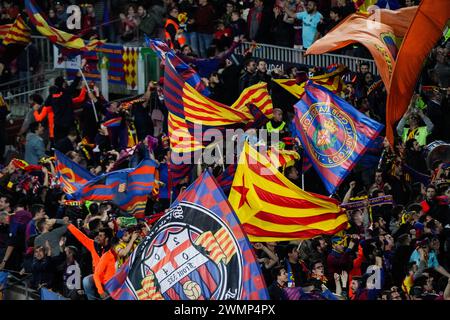 CULERS, FANS, BARCELONA FC, TITELFEIER 2019: Die Hardcore-Fans von Culers schwenken ihre Fahnen und singen. Barcelona-Fans im Camp Nou feiern stilvoll den Titel der La Liga. Das letzte Spiel der Saison 2018-19 in Spanien zwischen Barcelona FC und Levante im Camp Nou, Barcelona am 27. April 2019. Barca gewann das Spiel 1-0 mit einem Tor in der zweiten Halbzeit in Messi und holte sich den Titel der La Liga und den achten Platz in 11 Jahren. Stockfoto