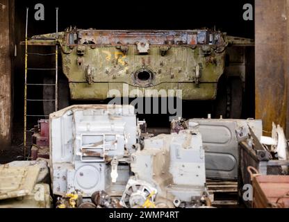 Olomoucka, Tschechische Republik. Februar 2024. OLOMOUCKA - ein alter T-72-Panzer wird in der Waffenfabrik der Excalibur Army renoviert. Die Panzer werden teilweise mit niederländischem Geld modernisiert und in die Ukraine geliefert, die sie im Kampf gegen Russland einsetzt. ANP SEM VAN DER WAL niederlande Out - belgien Out Credit: ANP/Alamy Live News Stockfoto