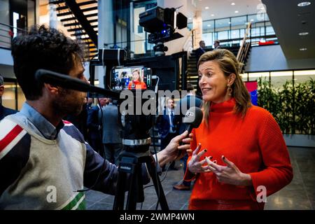 Den Haag, Niederlande. Februar 2024. Innenministerin Annelies Verlinden spricht mit der Presse während eines königlichen Besuchs im Europol-Hauptquartier in den Haag, Niederlande, Dienstag, den 27. Februar 2024. Europol ist die Europäische Polizeiagentur, die die Mitgliedstaaten der Europäischen Union bei der Verhütung und Bekämpfung aller Formen der schweren organisierten und internationalen Kriminalität, der Cyberkriminalität und des Terrorismus unterstützen soll. Bei diesem Besuch werden die Arbeit der Agentur und ihre Arbeitsweise erläutert, bevor ein Treffen mit Belgiern stattfindet, die dort arbeiten. BELGA FOTO JASPER JACOBS Credit: Belga News Agency/Alamy Live News Stockfoto