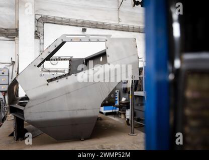 Olomoucka, Tschechische Republik. Februar 2024. OLOMOUCKA - der Rahmen einer DITA-Haubitze in der Waffenfabrik der Excalibur Army. Die Fahrzeuge werden teilweise mit niederländischem Geld hergestellt und in die Ukraine geliefert, die sie im Kampf gegen Russland einsetzt. ANP SEM VAN DER WAL niederlande Out - belgien Out Credit: ANP/Alamy Live News Stockfoto