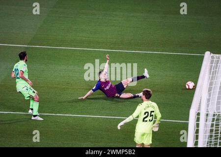 JORDI ALBA, BARCELONA FC, 2019: Ein sportlicher Schuss von Jordi Alba fliegt weit. Das letzte Spiel der Saison 2018-19 in Spanien zwischen Barcelona FC und Levante im Camp Nou, Barcelona am 27. April 2019. Barca gewann das Spiel 1-0 mit einem Tor in der zweiten Halbzeit in Messi und holte sich den Titel der La Liga und den achten Platz in 11 Jahren. Stockfoto