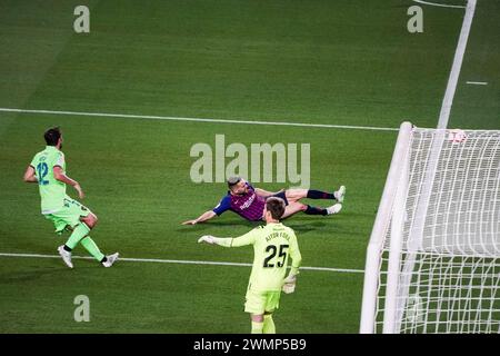 JORDI ALBA, BARCELONA FC, 2019: Ein sportlicher Schuss von Jordi Alba fliegt weit. Das letzte Spiel der Saison 2018-19 in Spanien zwischen Barcelona FC und Levante im Camp Nou, Barcelona am 27. April 2019. Barca gewann das Spiel 1-0 mit einem Tor in der zweiten Halbzeit in Messi und holte sich den Titel der La Liga und den achten Platz in 11 Jahren. Stockfoto