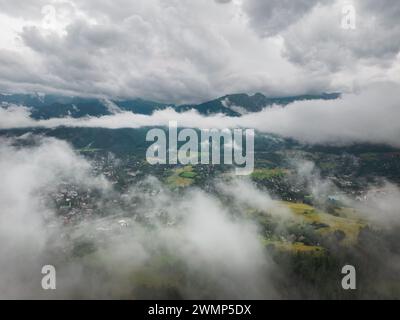 Drohnenfoto durch die Wolken in Zakopane, einem Kurort im Süden Polens am Fuße des Tatra-Gebirges. Hochwertige Fotos Stockfoto