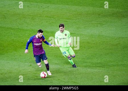 LIONEL MESSI, BARCELONA FC, 2019: Lionel Messi dribbelt und fährt vor einer Mauer von Verteidigern nach oben. Das letzte Spiel der Saison 2018-19 in Spanien zwischen Barcelona FC und Levante im Camp Nou, Barcelona am 27. April 2019. Barca gewann das Spiel 1-0 mit einem Tor in der zweiten Halbzeit in Messi und holte sich den Titel der La Liga und den achten Platz in 11 Jahren. Stockfoto