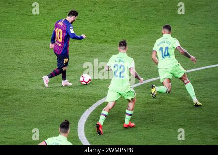 LIONEL MESSI, BARCELONA FC, 2019: Lionel Messi schießt durch eine Menge Spieler vom Rand der Box aus ins Tor. Das letzte Spiel der Saison 2018-19 in Spanien zwischen Barcelona FC und Levante im Camp Nou, Barcelona am 27. April 2019. Barca gewann das Spiel 1-0 mit einem Tor in der zweiten Halbzeit in Messi und holte sich den Titel der La Liga und den achten Platz in 11 Jahren. Stockfoto