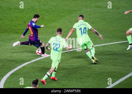 LIONEL MESSI, BARCELONA FC, 2019: Lionel Messi schießt durch eine Menge Spieler vom Rand der Box aus ins Tor. Das letzte Spiel der Saison 2018-19 in Spanien zwischen Barcelona FC und Levante im Camp Nou, Barcelona am 27. April 2019. Barca gewann das Spiel 1-0 mit einem Tor in der zweiten Halbzeit in Messi und holte sich den Titel der La Liga und den achten Platz in 11 Jahren. Stockfoto