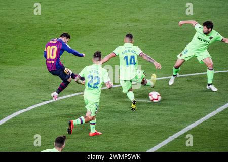 LIONEL MESSI, BARCELONA FC, 2019: Lionel Messi schießt durch eine Menge Spieler vom Rand der Box aus ins Tor. Das letzte Spiel der Saison 2018-19 in Spanien zwischen Barcelona FC und Levante im Camp Nou, Barcelona am 27. April 2019. Barca gewann das Spiel 1-0 mit einem Tor in der zweiten Halbzeit in Messi und holte sich den Titel der La Liga und den achten Platz in 11 Jahren. Stockfoto
