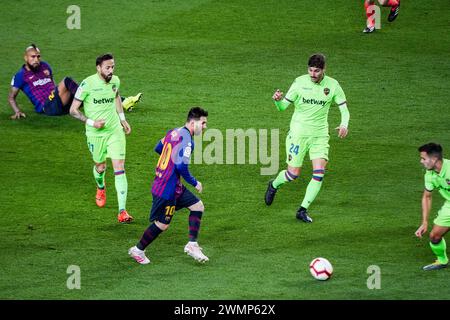 LIONEL MESSI, SIEGTOR, BARCELONA FC, 2019: Lionel Messi schneidet in der 62. Minute das Siegtor durch eine Menge Spieler vom Rand der Box. Das letzte Spiel der Saison 2018-19 in Spanien zwischen Barcelona FC und Levante im Camp Nou, Barcelona am 27. April 2019. Barca gewann das Spiel 1-0 mit einem Tor in der zweiten Halbzeit in Messi und holte sich den Titel der La Liga und den achten Platz in 11 Jahren. Stockfoto
