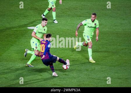 LIONEL MESSI, SIEGTOR, BARCELONA FC, 2019: Lionel Messi schneidet in der 62. Minute das Siegtor durch eine Menge Spieler vom Rand der Box. Das letzte Spiel der Saison 2018-19 in Spanien zwischen Barcelona FC und Levante im Camp Nou, Barcelona am 27. April 2019. Barca gewann das Spiel 1-0 mit einem Tor in der zweiten Halbzeit in Messi und holte sich den Titel der La Liga und den achten Platz in 11 Jahren. Stockfoto