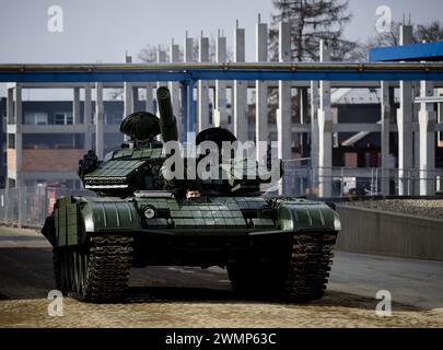 Olomoucka, Tschechische Republik. Februar 2024. OLOMOUCKA - Ein T-72 Panzer in der Waffenfabrik der Excalibur Army. Die Panzer wurden teilweise mit niederländischem Geld modernisiert und werden in die Ukraine geliefert, die sie im Kampf gegen Russland nutzt. ANP SEM VAN DER WAL niederlande Out - belgien Out Credit: ANP/Alamy Live News Stockfoto