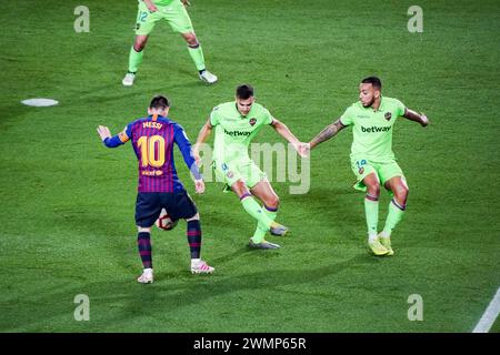 LIONEL MESSI, SIEGTOR, BARCELONA FC, 2019: Lionel Messi schneidet in der 62. Minute das Siegtor durch eine Menge Spieler vom Rand der Box. Das letzte Spiel der Saison 2018-19 in Spanien zwischen Barcelona FC und Levante im Camp Nou, Barcelona am 27. April 2019. Barca gewann das Spiel 1-0 mit einem Tor in der zweiten Halbzeit in Messi und holte sich den Titel der La Liga und den achten Platz in 11 Jahren. Stockfoto