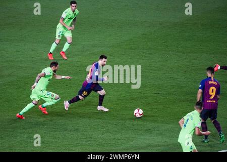 LIONEL MESSI, BARCELONA FC, 2019: Lionel Messi dribbelt und fährt vor einer Mauer von Verteidigern nach oben. Das letzte Spiel der Saison 2018-19 in Spanien zwischen Barcelona FC und Levante im Camp Nou, Barcelona am 27. April 2019. Barca gewann das Spiel 1-0 mit einem Tor in der zweiten Halbzeit in Messi und holte sich den Titel der La Liga und den achten Platz in 11 Jahren. Stockfoto