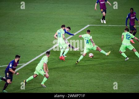 LIONEL MESSI, BARCELONA FC, 2019: Lionel Messi schießt durch eine Menge Spieler vom Rand der Box aus ins Tor. Das letzte Spiel der Saison 2018-19 in Spanien zwischen Barcelona FC und Levante im Camp Nou, Barcelona am 27. April 2019. Barca gewann das Spiel 1-0 mit einem Tor in der zweiten Halbzeit in Messi und holte sich den Titel der La Liga und den achten Platz in 11 Jahren. Stockfoto