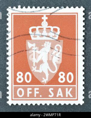 Gestempelte Briefmarke, gedruckt von Norwegen, das Wappen zeigt, um 1982. Stockfoto