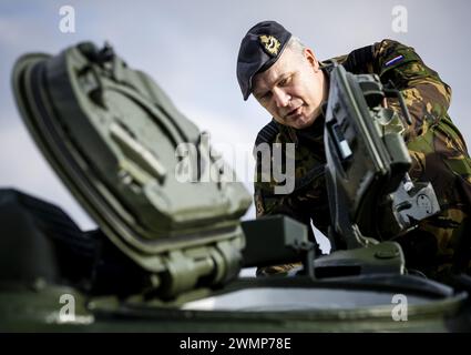 OLOMOUCKA - Kommandeur der Streitkräfte Onno Eichelsheim auf einem T-72-Panzer während eines Besuchs in der Waffenfabrik der Excalibur Army. Der niederländische General besucht zwei Rüstungsfabriken in der Tschechischen Republik, die unter anderem Material in die Ukraine liefern. ANP SEM VAN DER WAL niederlande aus - belgien aus Stockfoto