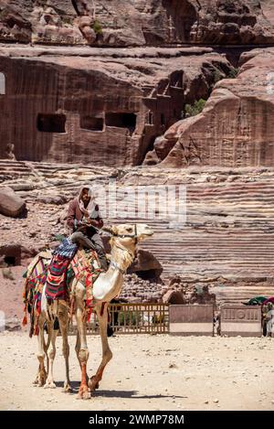 PETRA, JORDANIEN – 24. AUGUST 2021: Man reitet am 24. August 2021 auf einem Kamel in Petra, Jordanien Stockfoto