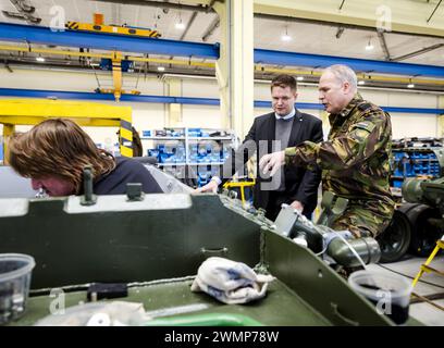 Olomoucka, Tschechische Republik. Februar 2024. OLOMOUCKA - Kommandeur der Streitkräfte Onno Eichelsheim bei einem Besuch der Waffenfabrik der Excalibur Armee. Der niederländische General besucht zwei Rüstungsfabriken in der Tschechischen Republik, die unter anderem Material in die Ukraine liefern. ANP SEM VAN DER WAL niederlande Out - belgien Out Credit: ANP/Alamy Live News Stockfoto