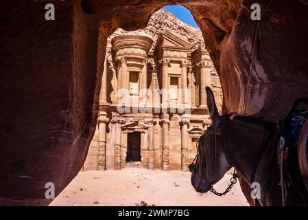 Blick aus dem Inneren einer Höhle eines Esels mit Blick auf das Kloster in Petra, Jordanien Stockfoto