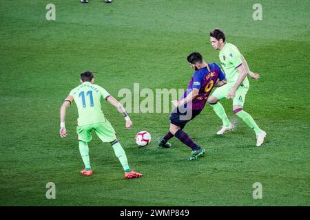 LUIS SUAREZ, BARCELONA FC, 2019: Luis Suarez übergibt den Ball unter Druck. Das letzte Spiel der Saison 2018-19 in Spanien zwischen Barcelona FC und Levante im Camp Nou, Barcelona am 27. April 2019. Barca gewann das Spiel 1-0 mit einem Tor in der zweiten Halbzeit in Messi und holte sich den Titel der La Liga und den achten Platz in 11 Jahren. Stockfoto