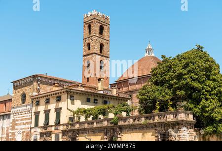 Blick auf den Glockenturm der Kirche Santi Giovanni e Reparata, von der Piazza San Martino, im ältesten Teil des historischen Zentrums von Lucca, Toskana Stockfoto