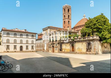 San Martino Platz mit Blick auf den Glockenturm der Kirche der Heiligen Giovanni Ende Reparata, im ältesten Teil des historischen Zentrums von Lucca, Toskana Stockfoto
