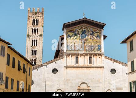 Die Fassade der Basilika San Frediano ist eine romanische Kirche in der Altstadt von Lucca in der Toskana Stockfoto