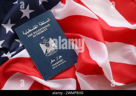 Blauer Pass der Palästinensischen Autonomiebehörde auf dem Hintergrund der US-Nationalflagge aus nächster Nähe. Tourismus und Diplomatie Stockfoto