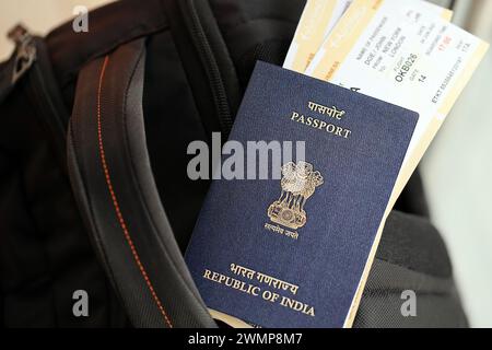 Blauer indischer Pass mit Flugtickets auf touristischem Rucksack aus nächster Nähe. Tourismus und Reisekonzept Stockfoto