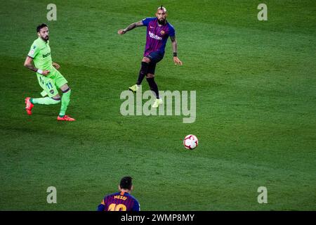 ARTURO VIDAL, BARCELONA FC, 2019: Arturo Vidal geht an Lionel Messi. Das letzte Spiel der Saison 2018-19 in Spanien zwischen Barcelona FC und Levante im Camp Nou, Barcelona am 27. April 2019. Barca gewann das Spiel 1-0 mit einem Tor in der zweiten Halbzeit in Messi und holte sich den Titel der La Liga und den achten Platz in 11 Jahren. Stockfoto