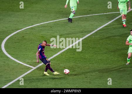 ARTURO VIDAL, BARCELONA FC, 2019: Arturo Vidal schießt vom Rand der Box. Das letzte Spiel der Saison 2018-19 in Spanien zwischen Barcelona FC und Levante im Camp Nou, Barcelona am 27. April 2019. Barca gewann das Spiel 1-0 mit einem Tor in der zweiten Halbzeit in Messi und holte sich den Titel der La Liga und den achten Platz in 11 Jahren. Stockfoto