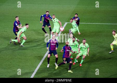 ARTURO VIDAL, BARCELONA FC, 2019: Arturo Vidal steigt über die Verteidigung und führt einen Eckstoß. Das letzte Spiel der Saison 2018-19 in Spanien zwischen Barcelona FC und Levante im Camp Nou, Barcelona am 27. April 2019. Barca gewann das Spiel 1-0 mit einem Tor in der zweiten Halbzeit in Messi und holte sich den Titel der La Liga und den achten Platz in 11 Jahren. Stockfoto