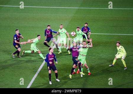 ARTURO VIDAL, BARCELONA FC, 2019: Arturo Vidal steigt über die Verteidigung und führt einen Eckstoß. Das letzte Spiel der Saison 2018-19 in Spanien zwischen Barcelona FC und Levante im Camp Nou, Barcelona am 27. April 2019. Barca gewann das Spiel 1-0 mit einem Tor in der zweiten Halbzeit in Messi und holte sich den Titel der La Liga und den achten Platz in 11 Jahren. Stockfoto