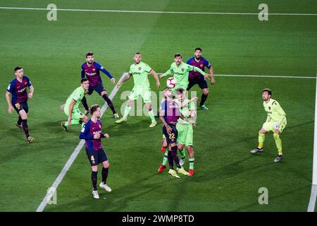 ARTURO VIDAL, BARCELONA FC, 2019: Arturo Vidal steigt über die Verteidigung und führt einen Eckstoß. Das letzte Spiel der Saison 2018-19 in Spanien zwischen Barcelona FC und Levante im Camp Nou, Barcelona am 27. April 2019. Barca gewann das Spiel 1-0 mit einem Tor in der zweiten Halbzeit in Messi und holte sich den Titel der La Liga und den achten Platz in 11 Jahren. Stockfoto