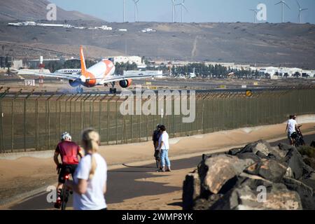 Touristen beobachten, wie easyjet airbus a320 Flugzeuge g-uzhh am Ass arrecife Flughafen Lanzarote, Kanarische Inseln, spanien landen Stockfoto