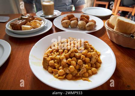 kanarischer Kichererbseneintopf Garbanzada canaria an der Bar Yaiza, Lanzarote, Kanarischen Inseln, spanien auch bekannt als Ropa vieja (altes Seil) Tapas mit kanarischen Stockfoto